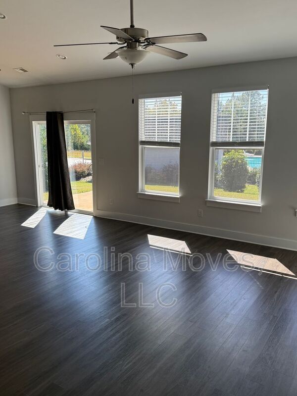 Foto del edificio - 129 Foxbank Cir