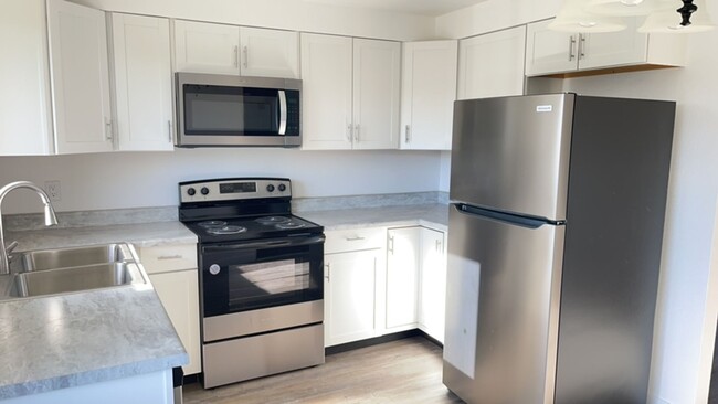 Building Photo - Modern 2-Bedroom Duplex with New Kitchen &...