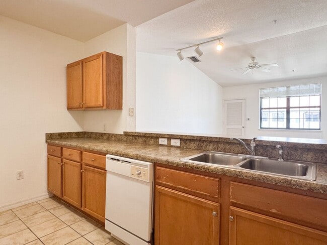 Photo - Spacious 1 bedroom overlooking pool at The Registry! Apartment