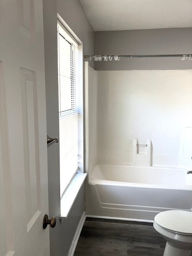 Full Bath - 211 Sheraton Ct
