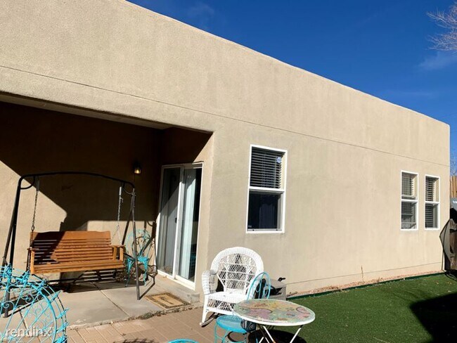 Building Photo - 4 br, 2 bath House - 4420 Santa Lucia