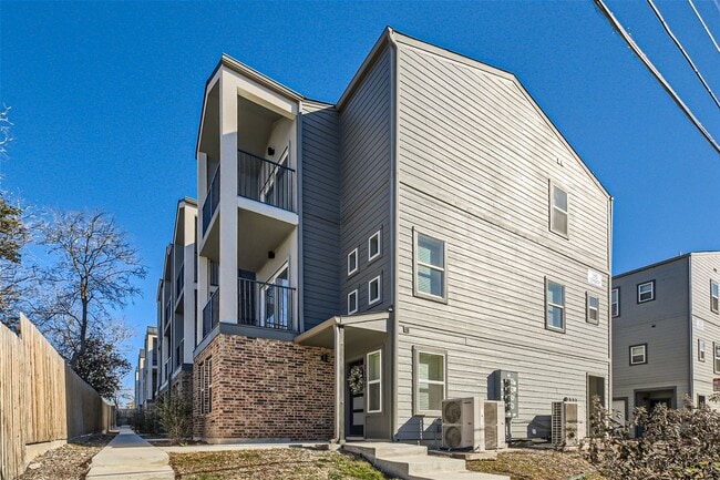 Building Photo - Stunning Multi level townhome in Mahncke Park for rent