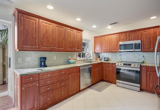 Building Photo - 11570 Briarwood Cir
