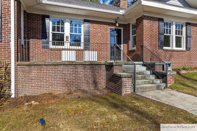 Foto del edificio - BEAUTIFUL ONE STORY BRICK HOME IN DOWNTOWN...