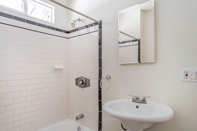 Building Photo - 612 Parkman Ave
