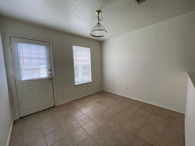 Building Photo - 2808 Cantabrian Dr