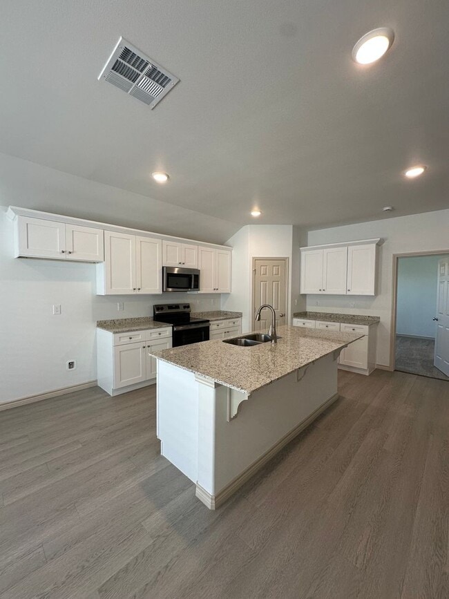 Building Photo - Fresh, Modern, and Move-In Ready!