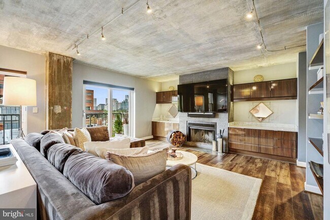 Photo - GEORGETOWN - 2 level 2/2.5 Custom Condo City Living W/ UNDERGROUND PARKING!!