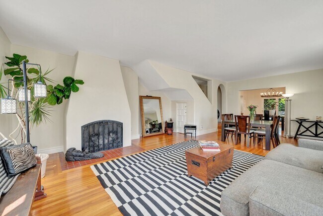 Foto del edificio - Luxury Bayside Living in Loma Portal with 5 bedrooms & 3 baths!