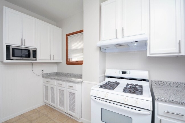 Building Photo - 4 BD / 3 BA in St. Paul. HALF OFF FIRST MO...