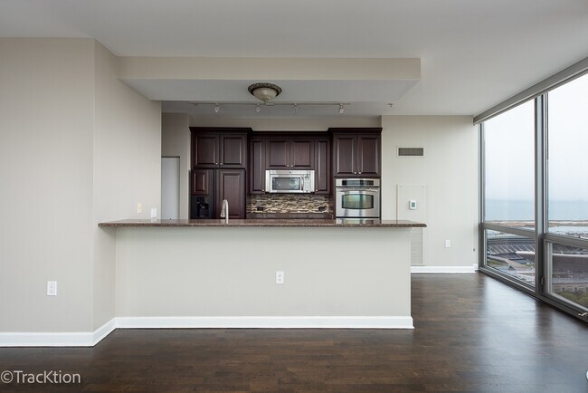 Building Photo - 1235 S Prairie Ave