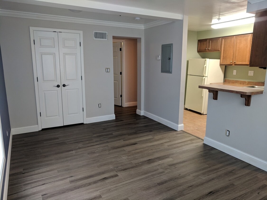Foto principal - 1 Bedroom Condo Near UTK | Walk to Campus ...