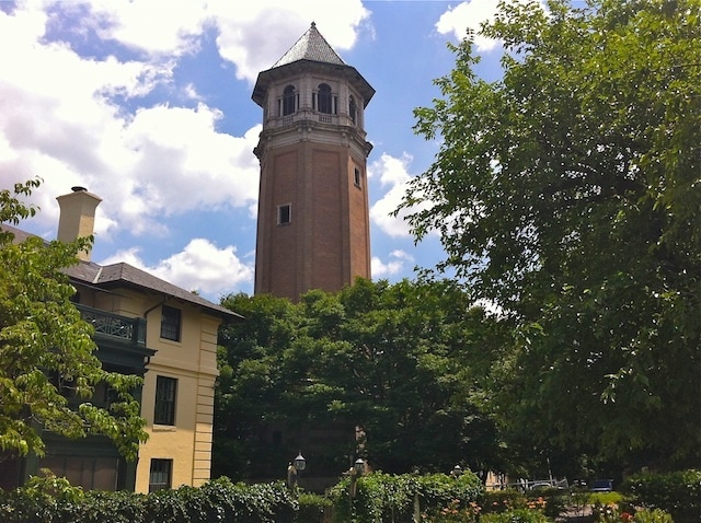 Torre de agua histórica al otro lado de la calle - 4201 Roland Ave