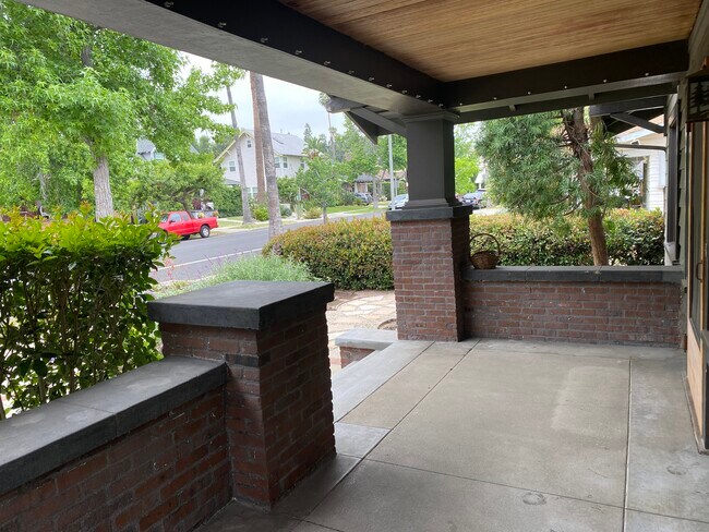 Building Photo - 910 N Electric Ave