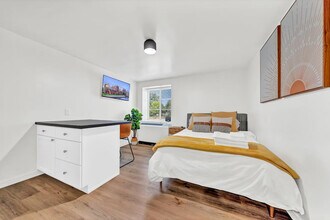 Building Photo - 640 4th St