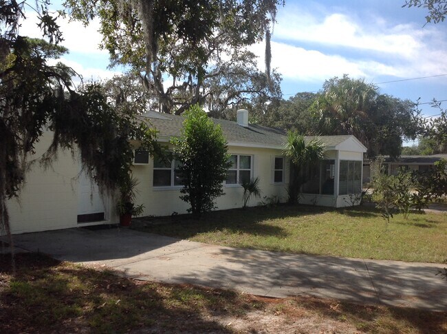 Frente - 1601 Turner St