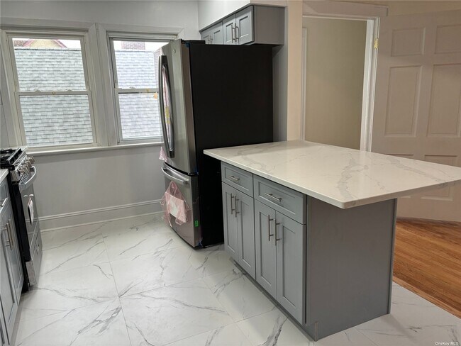 Foto del edificio - 42-40-4247 247th St