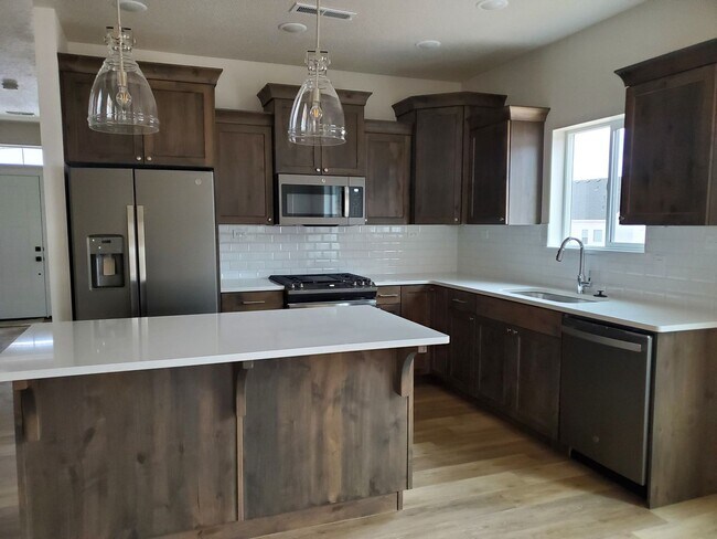 Building Photo - 4 Bed 2.5 Bath in Crescent Hills subdivision
