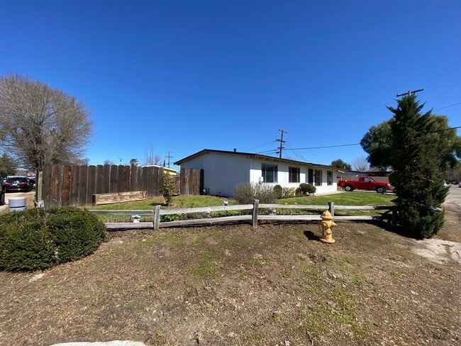 Building Photo - 3 Bed/1 Bath with Large fenced yard in central Paso Robles near Highschool!