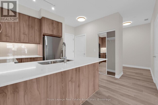 Building Photo - 15-215 Watergarden Dr