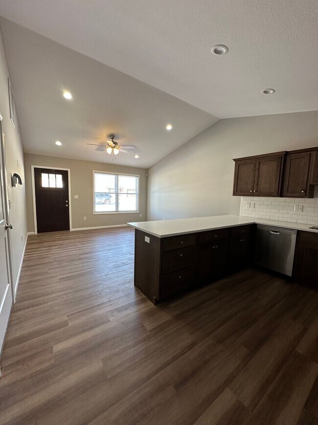 Building Photo - 1121-MF4-E