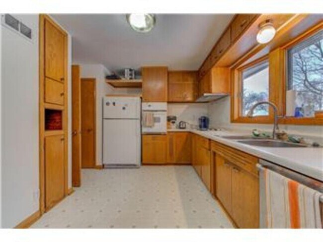 Building Photo - 812 Greenvale Ave W