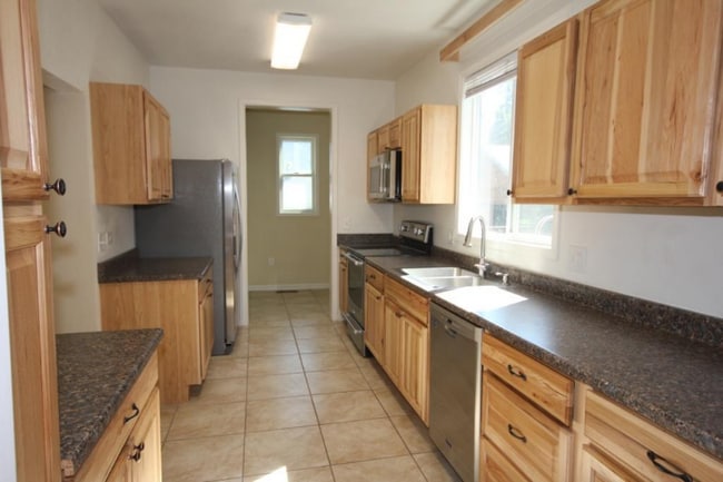 Building Photo - 225 Karrow Ave