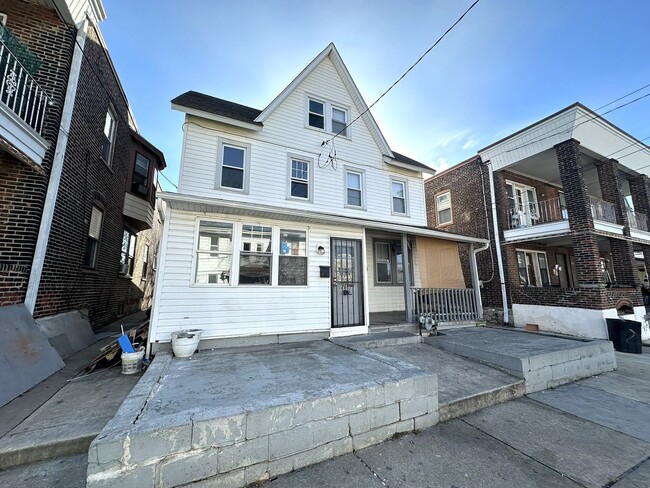 Building Photo - Beautifully Renovated 4-Bedroom Home in Ma...