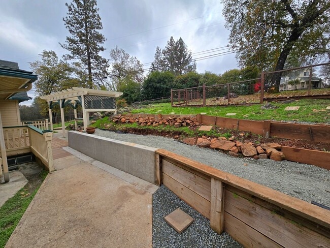 Building Photo - Cute 2 Bedroom House with Lovely Pond and ...