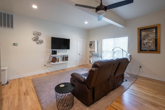Building Photo - Enjoy the Downtown Coeur d Alene Lifestyle...