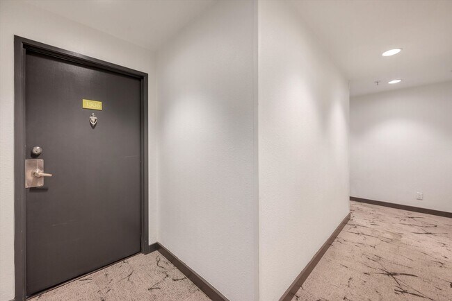 Foto del edificio - 100 Park Ave W