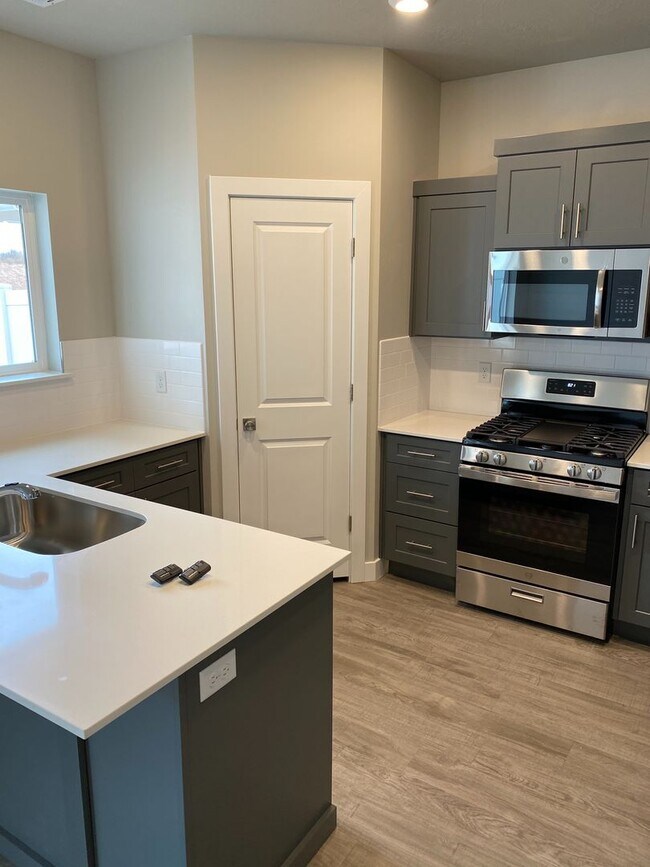Building Photo - 3 Bedroom 2.5 Cedar Bend Unit