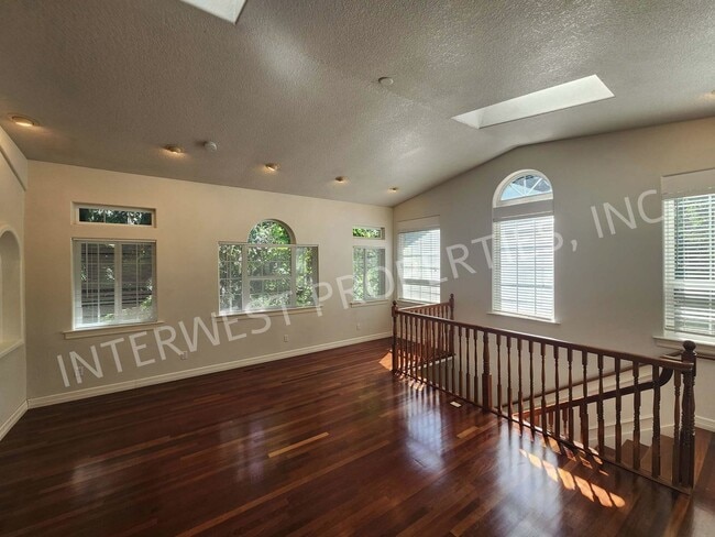 Building Photo - Large 3 Bed+ Bonus Room SW Pdx Home, Natur...