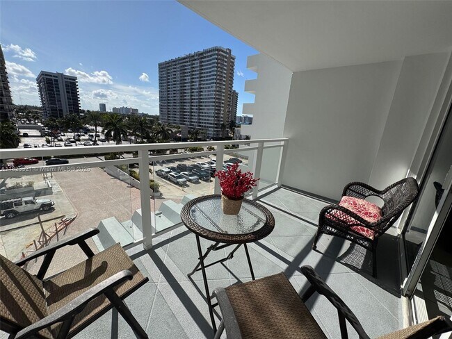 Foto del edificio - 2030 S Ocean Dr