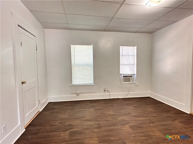 Foto del edificio - 244 W Sessom Dr