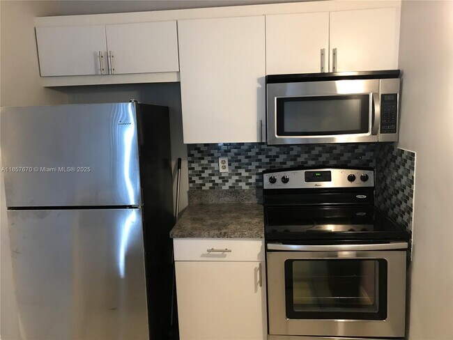 Foto del edificio - 2771 Riverside Dr