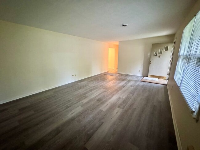 Building Photo - Lone Oak House