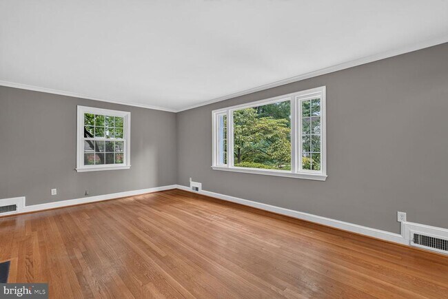 Foto del edificio - 7215 Rollingwood Dr