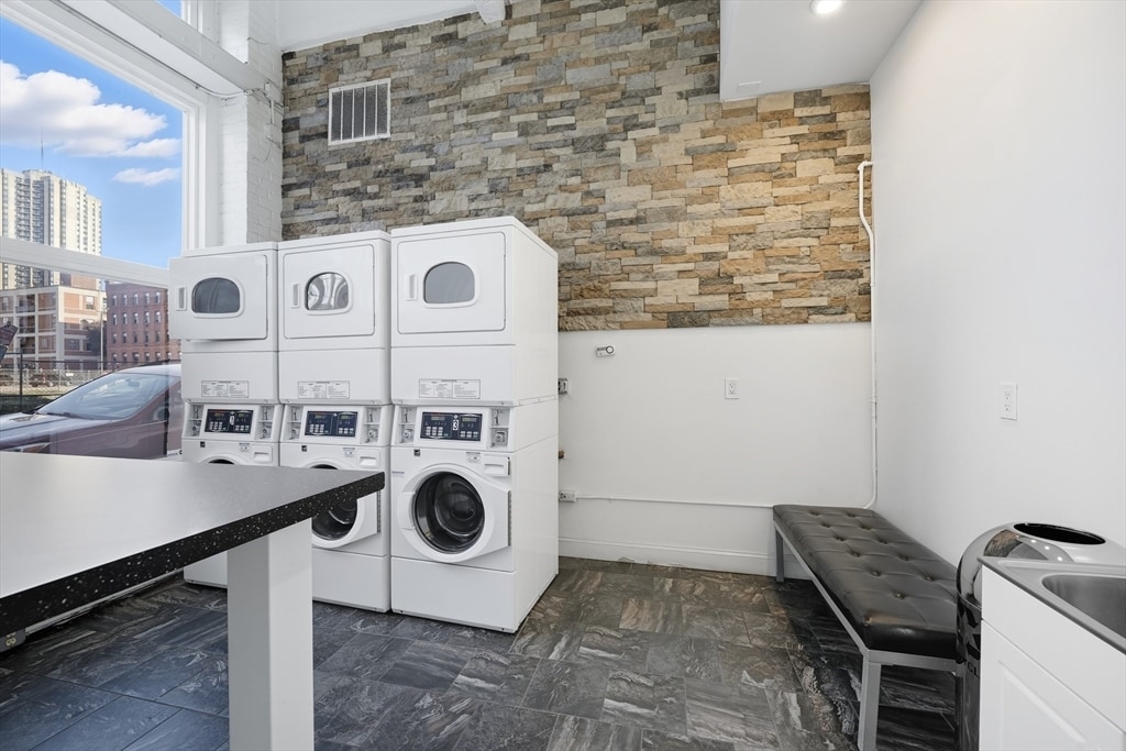 Building Photo - 11-31-31 Park St