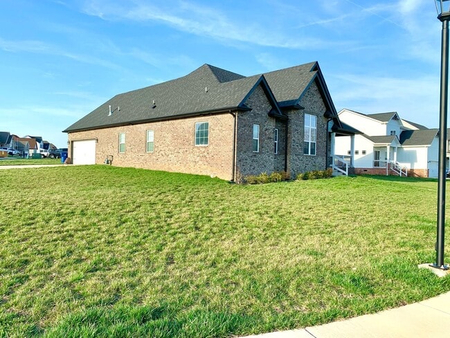 Building Photo - 585 Dexter Dr