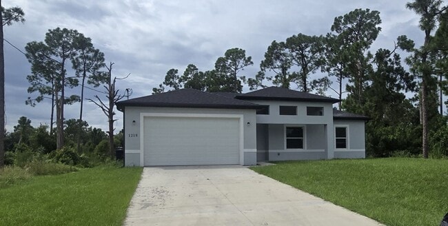 Building Photo - Large 4 Bed 3 Bath with 2 Car Garage-LEHIG...