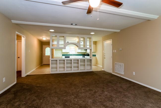 Foto del edificio - 3327 Sycamore Springs Dr