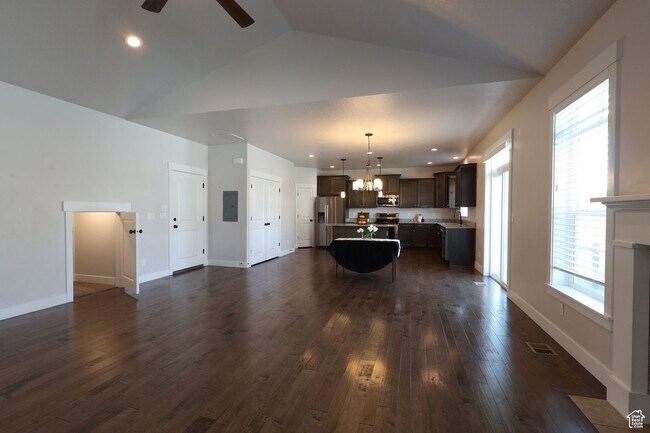 Foto del edificio - BEAUTIFUL UPGRADED PROVO HOME W LARGE 2 CA...