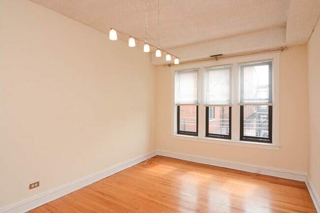 Foto del edificio - 3521 S Racine Ave