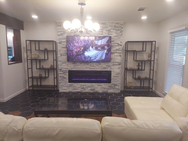 Foto del edificio - Utilities included @ Charming 3BR Duplex i...