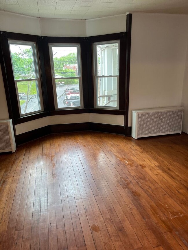 Building Photo - 2 Bedroom Apartment