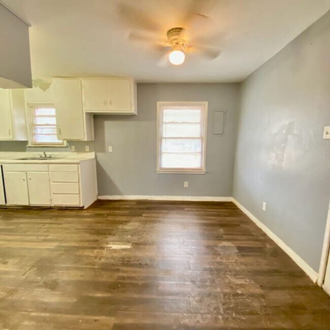 Foto del edificio - Handyman Special $0 First Month's Rent / “You fix, you SAVE BIG!!” Contact Mayshell for details: ...