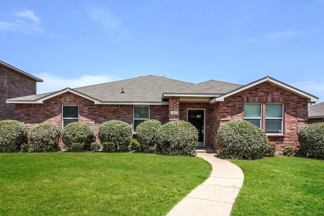 Building Photo - 1027 Clear Stream Dr