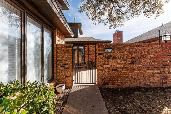 Building Photo - Spacious 3/2/2