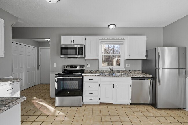 Building Photo - Beautiful 4BR/1Bath House in Arden Hills A...